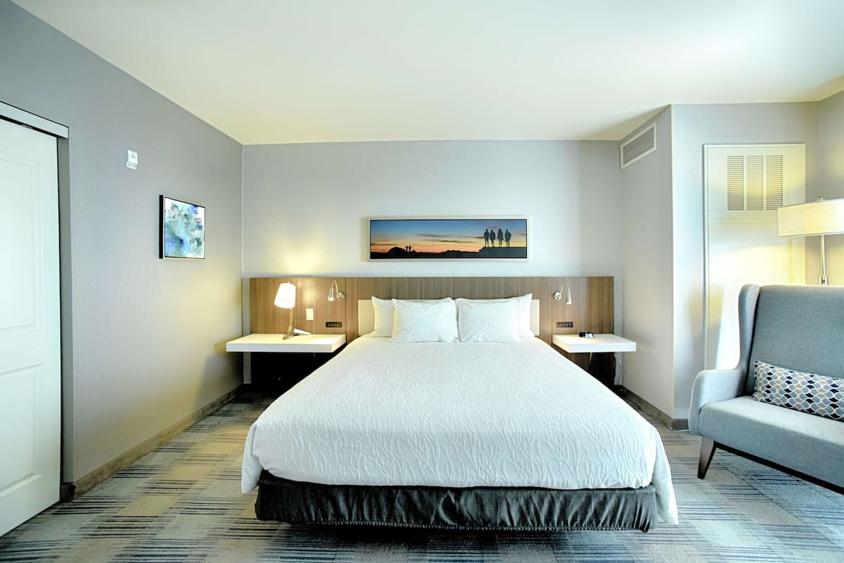 Habitación, 1 cama King size, en esquina | 1 habitación y ropa de cama hipoalergénica