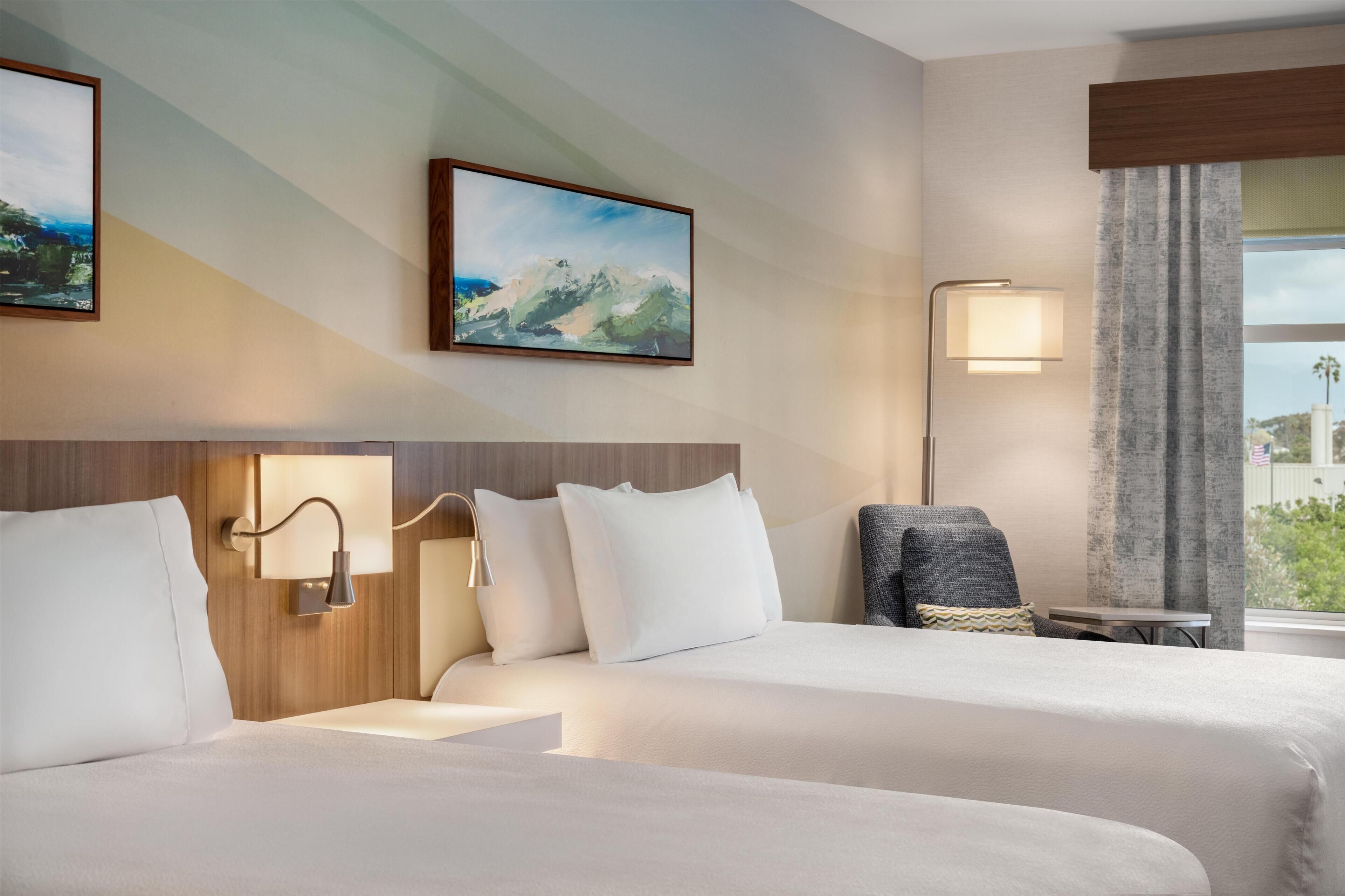 ملاءات للفراش لا تسبب الحساسية وخزنة داخل الغرفة ومكتب