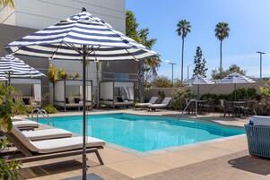 Una piscina al aire libre, cabañas de piscina gratuitas, sombrillas