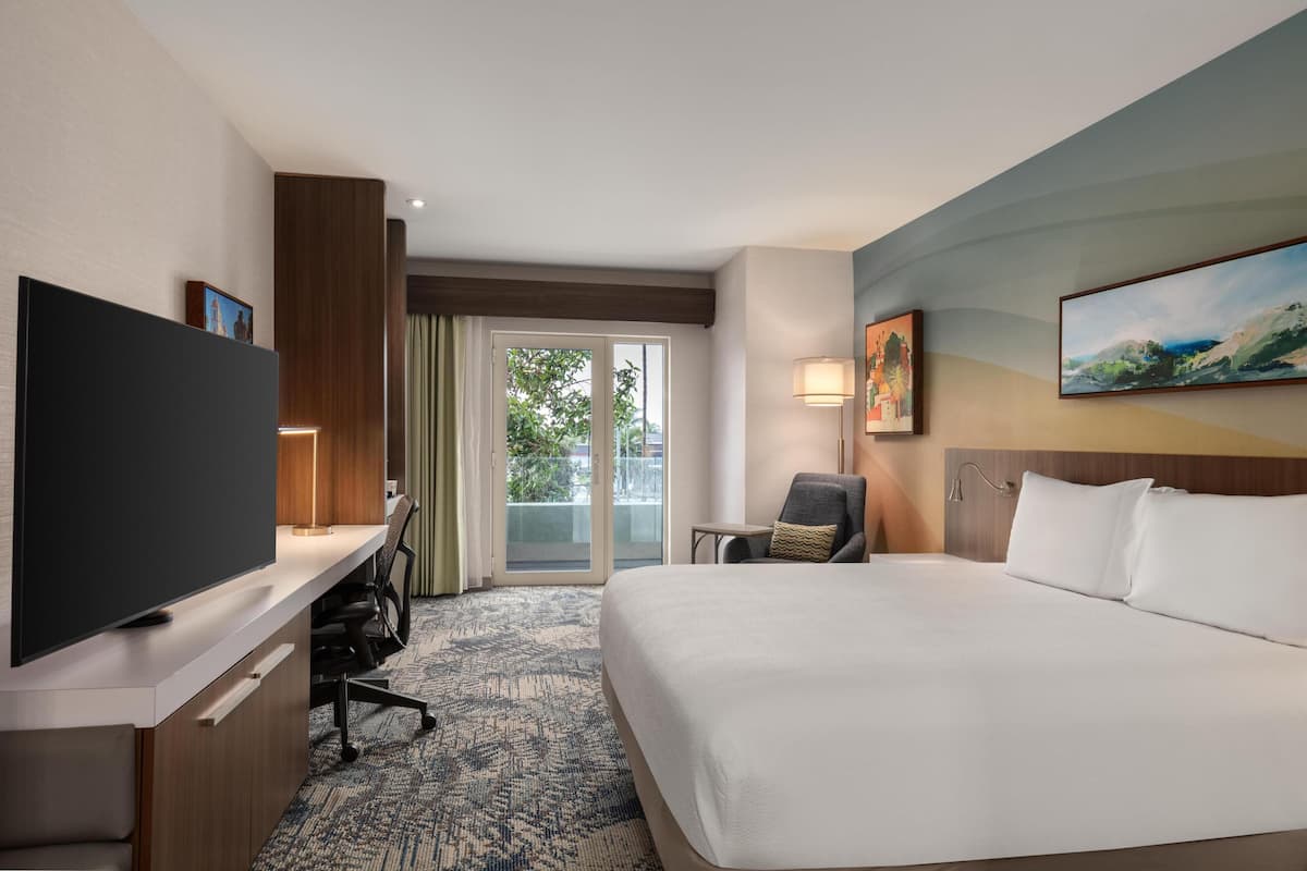 Hypo-allergenic bedding, in-room safe, desk, laptop workspace