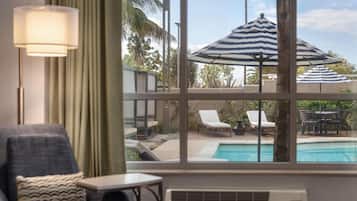 Ropa de cama hipoalergénica y caja de seguridad en la habitación