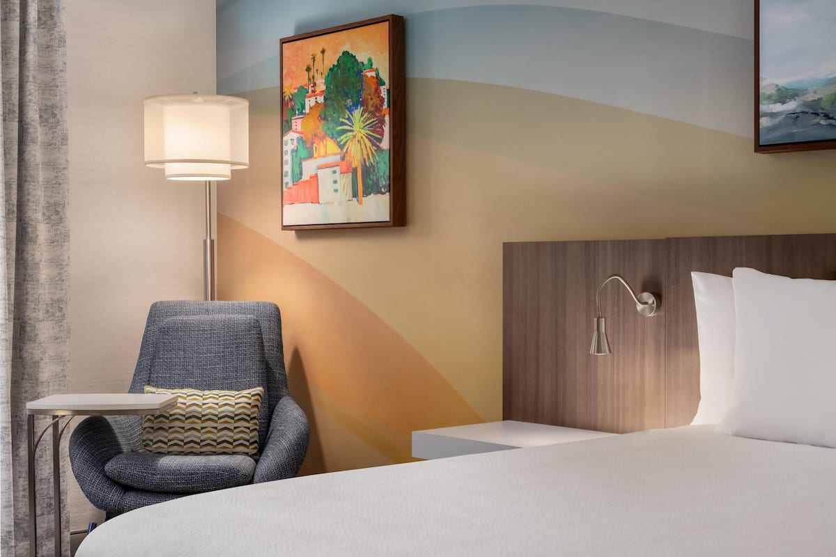 防过敏的被褥、客房内保险箱、办公桌、笔记本电脑工作区