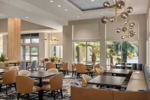 Se ofrece un desayuno bufé (19 USD por persona)