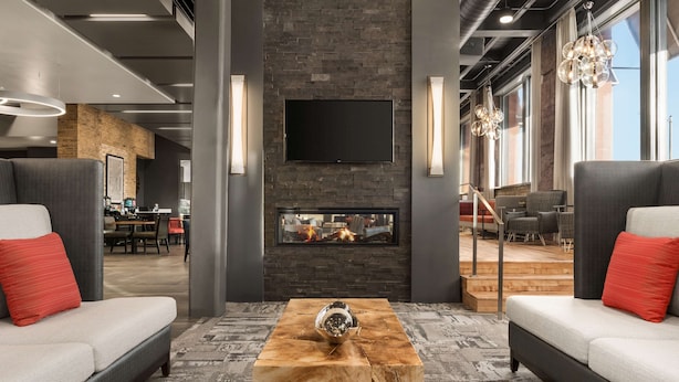 Ein moderner Lounge-Bereich mit Kamin, Sofas und einem Couchtisch.