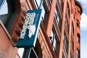 A sign for 'Homewood Suites by Hilton' on a building.