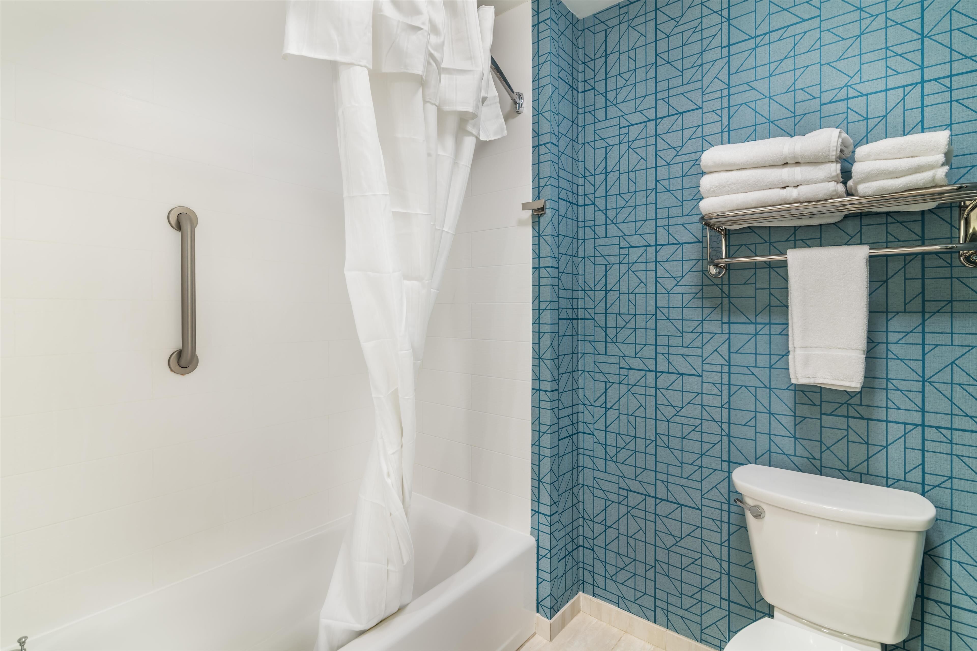one bedroom king, balcony river view | bathroom | combined shower/bathtub, free toiletries, hair dryer, towels