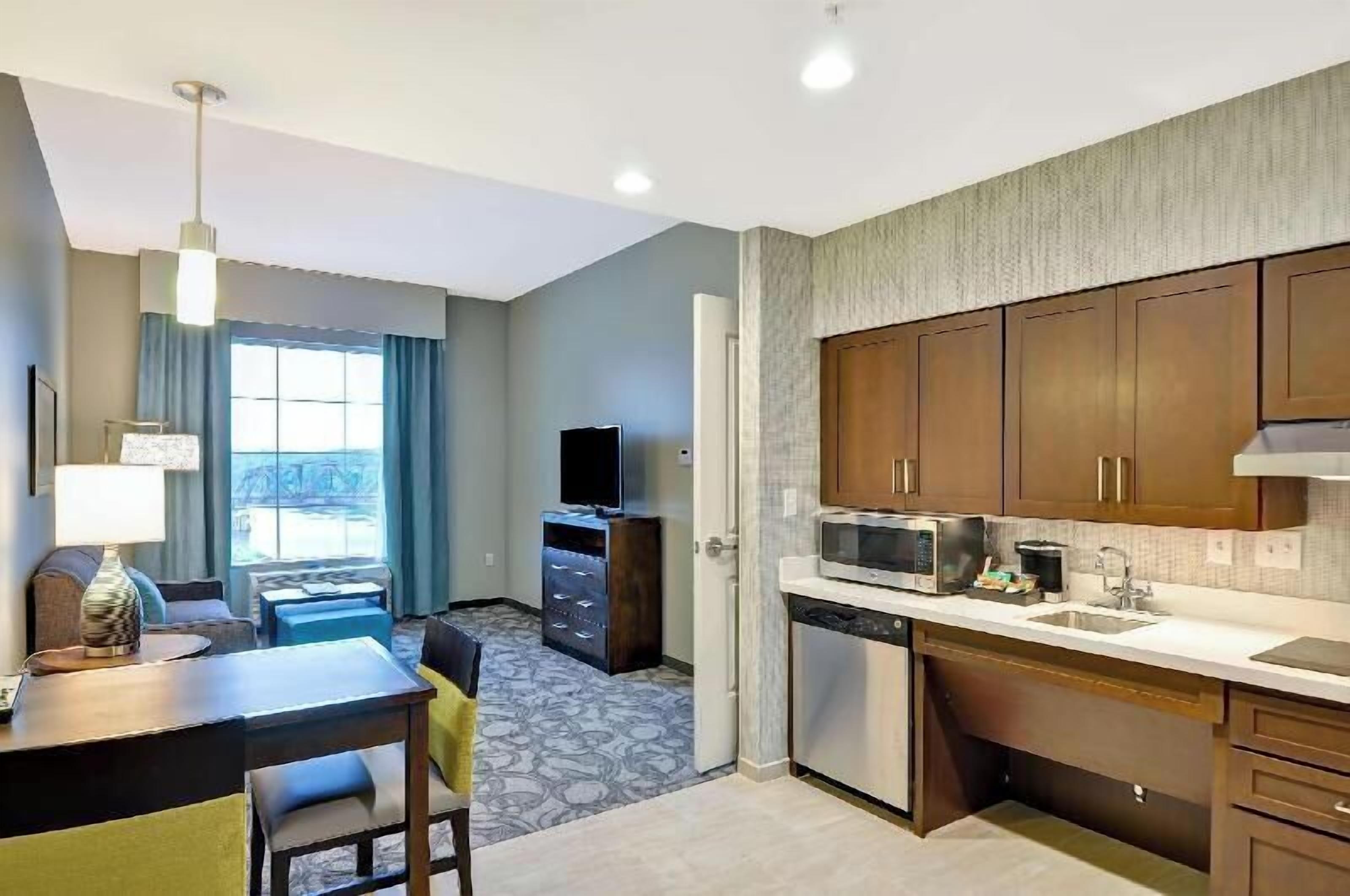 Private kitchen | Full-size fridge, microwave, dishwasher, cookware/dishes/utensils