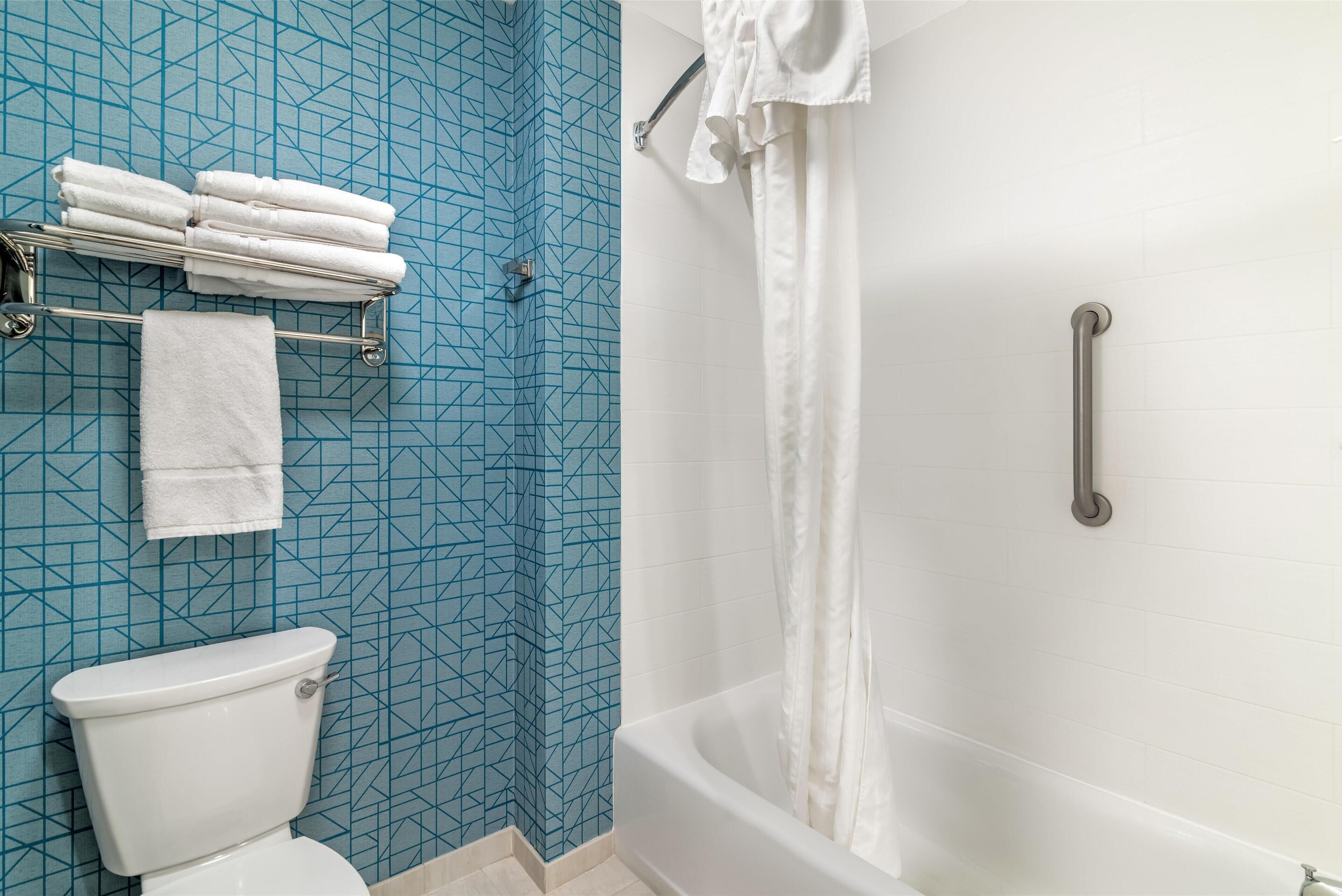 2 queen 1 bedroom suite mobility accessible tub non-smoking | bathroom | combined shower/bathtub, free toiletries, hair dryer, towels