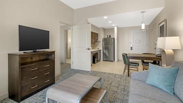 Suite, 2 camas Queen size, con acceso para personas discapacitadas, para no fumadores (BathTub) | Escritorio, espacio para trabajar con laptop y cortinas blackout