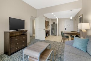 Escritorio, espacio para trabajar con laptop y cortinas blackout 