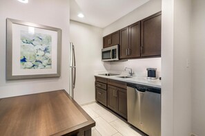 Full-size fridge, microwave, dishwasher, cookware/dishes/utensils