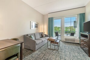 Suite - 1 kingsize-seng | Opholdsområde | Fladskærms-tv