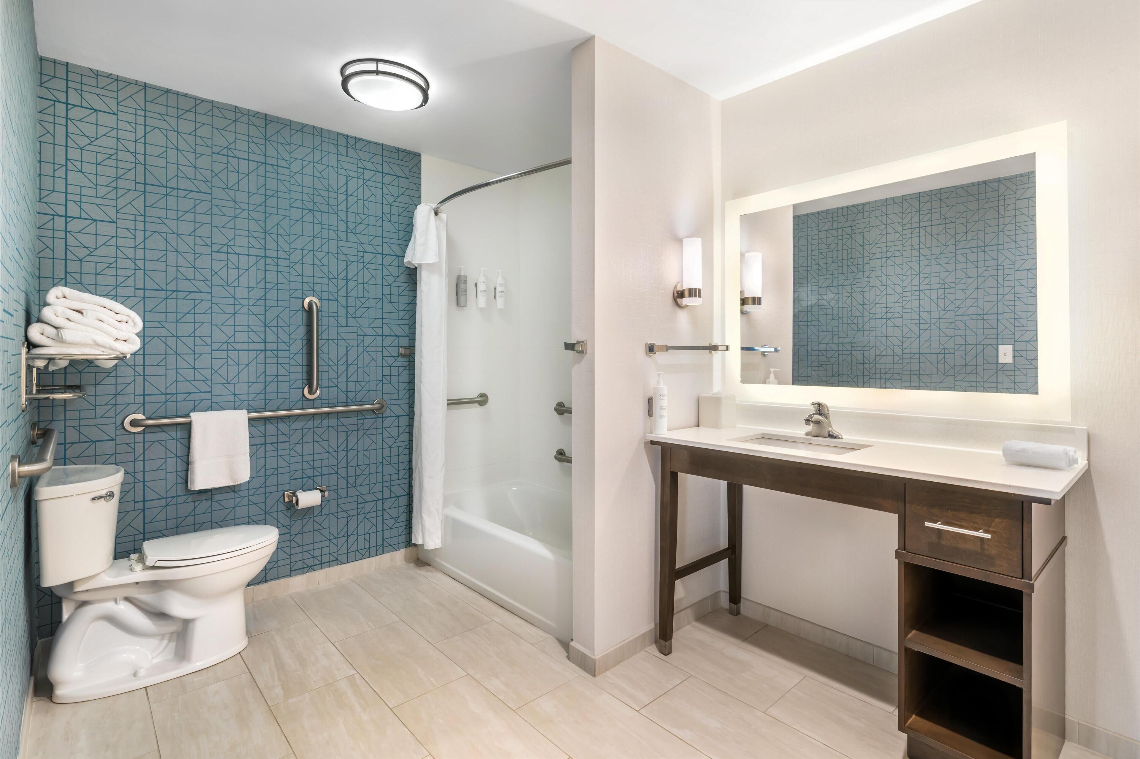 Une salle de bain moderne équipée de toilettes, d’une douche et d’un lavabo.