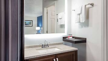 Bañera con ducha, artículos de tocador gratuitos, secador de pelo