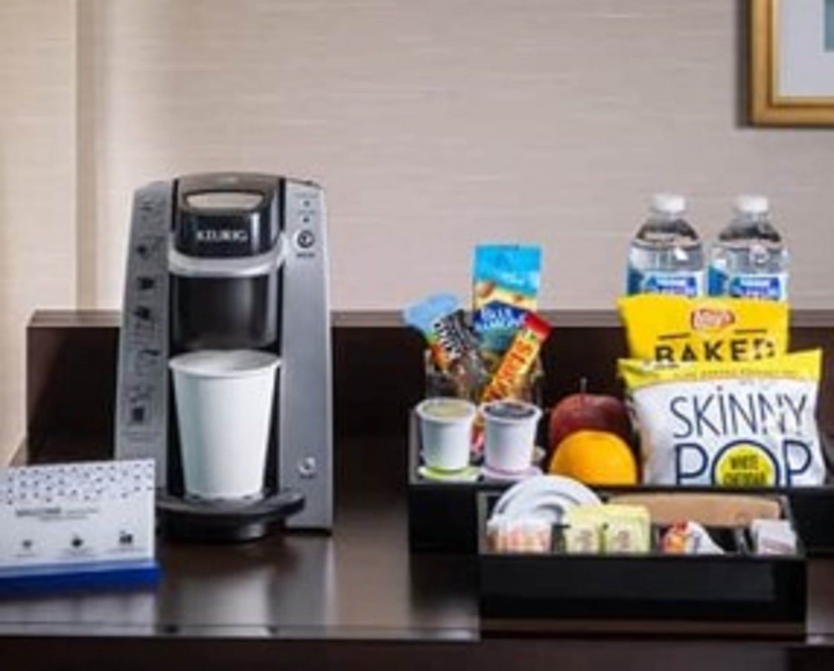 room, 1 king bed, non smoking (drinks and snacks) | room amenity