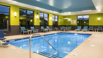 Piscina coperta, con ingresso dalle 07:00 alle 23:00, lettini
