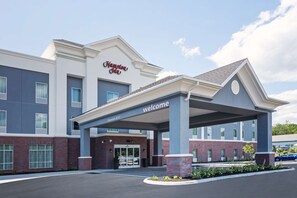 A Hampton Inn hotel with a covered entrance, clear signage, and a brick facade. - Hampton Inn Kennebunk Kennebunkport (Kennebunk)