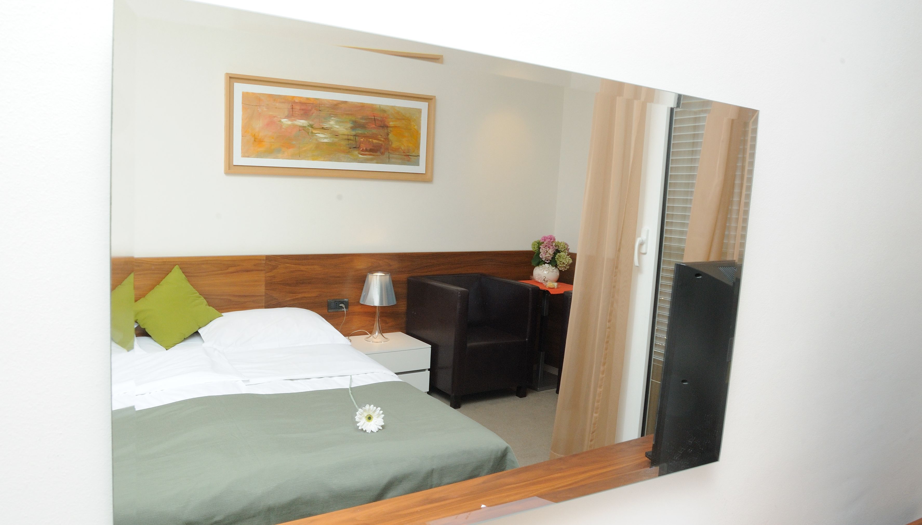 triple room, 1 bedroom, non smoking, sea view | down duvets, minibar, in-room safe, desk