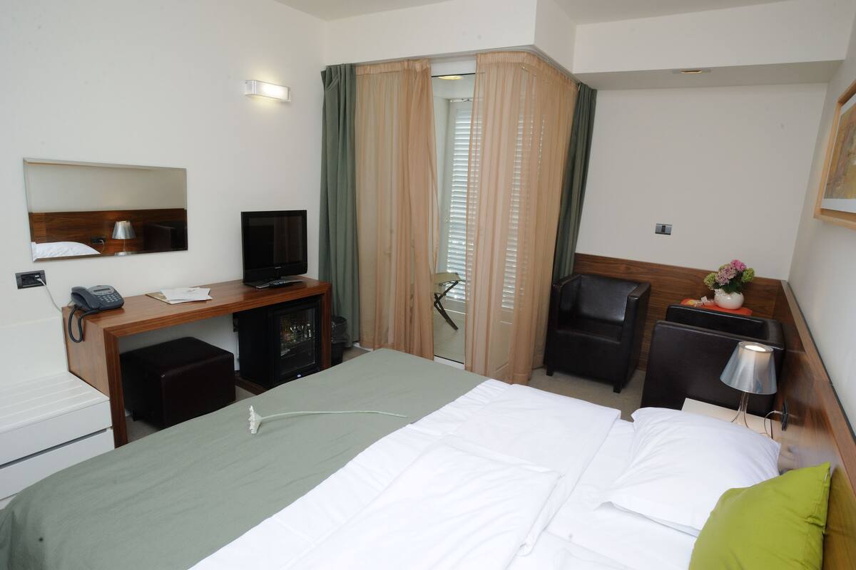 triple room, 1 bedroom, non smoking, sea view | down duvets, minibar, in-room safe, desk