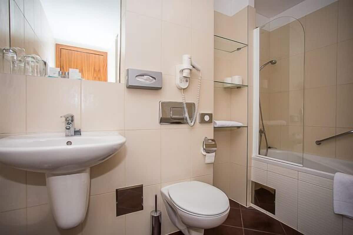 combined shower/bathtub, deep-soaking bathtub, free toiletries