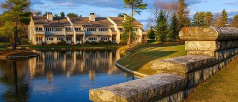 Fachada de la propiedad por la tarde o noche