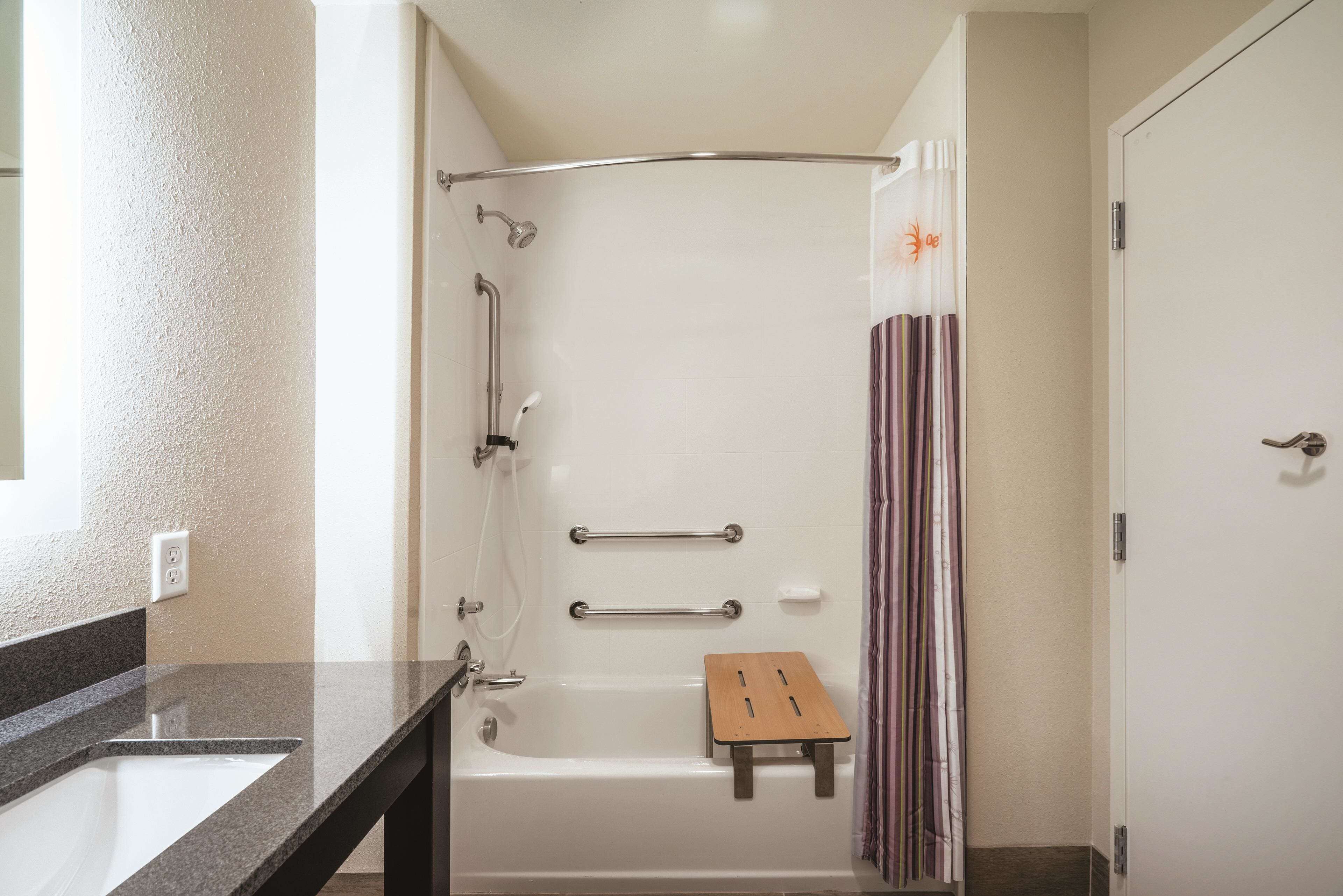 deluxe room, 1 king bed, accessible, non smoking (mobility accessible) | bathroom | combined shower/bathtub, free toiletries, hair dryer, towels