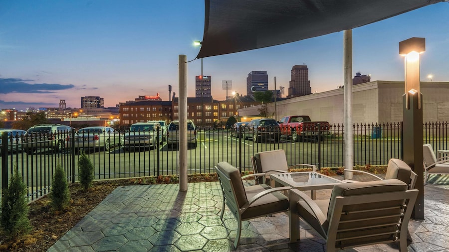 La Quinta Inn & Suites by Wyndham Memphis Downtown