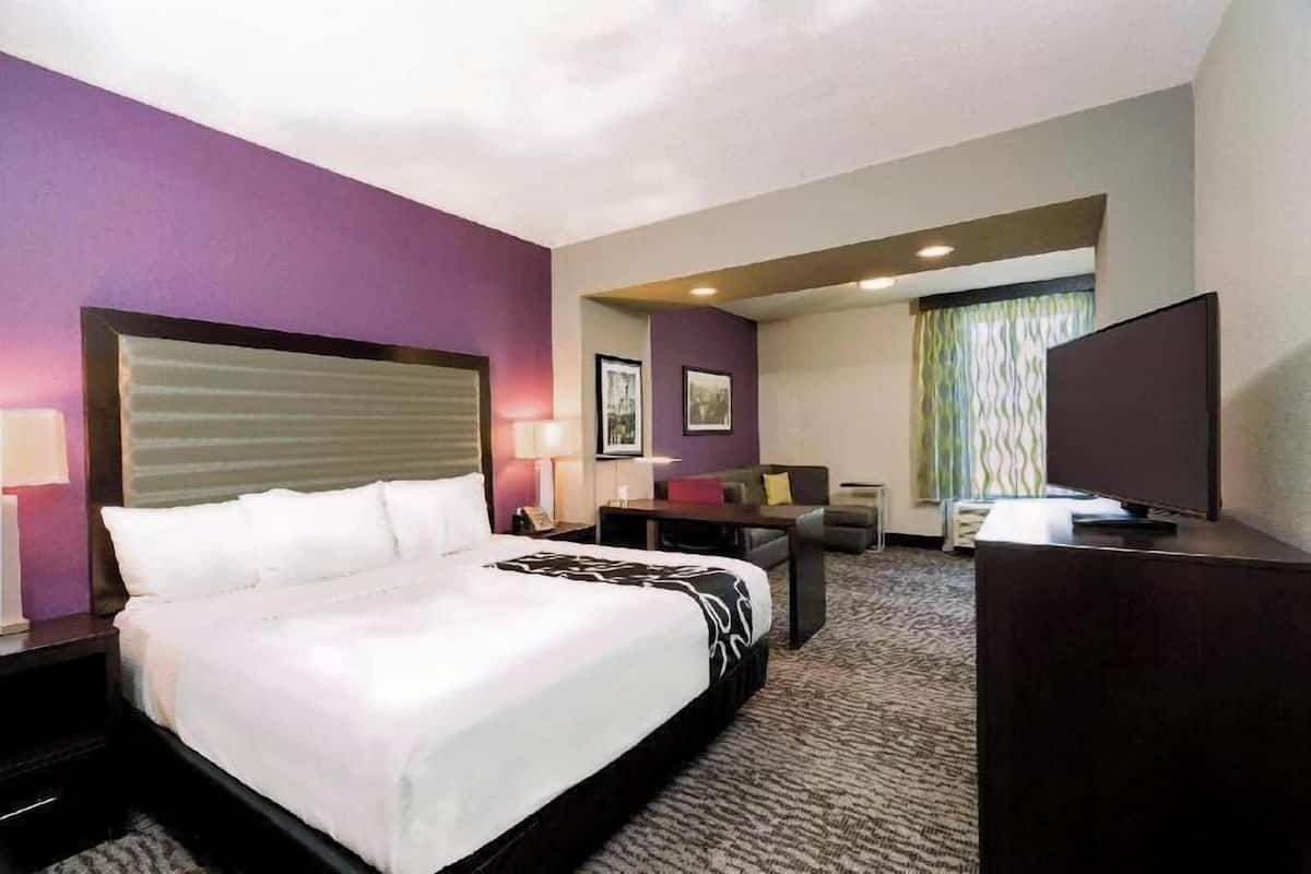 Pillowtop beds, desk, iron/ironing board, free WiFi
