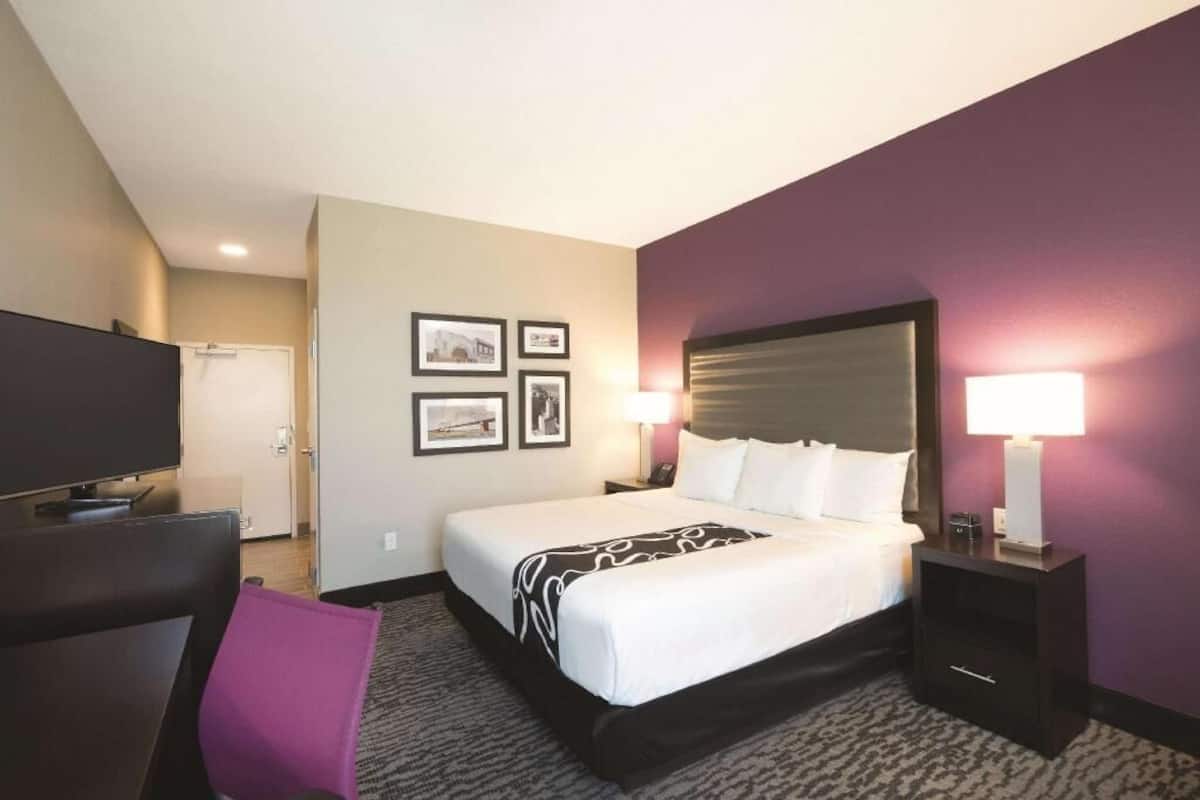 Pillowtop beds, desk, iron/ironing board, free WiFi