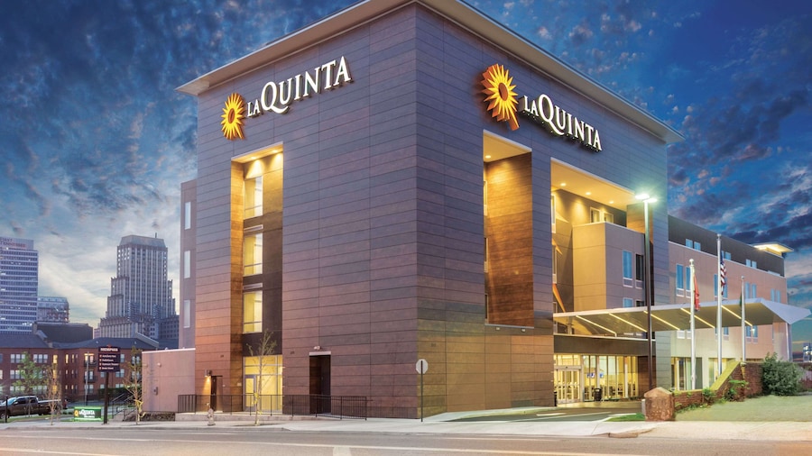 La Quinta Inn & Suites by Wyndham Memphis Downtown