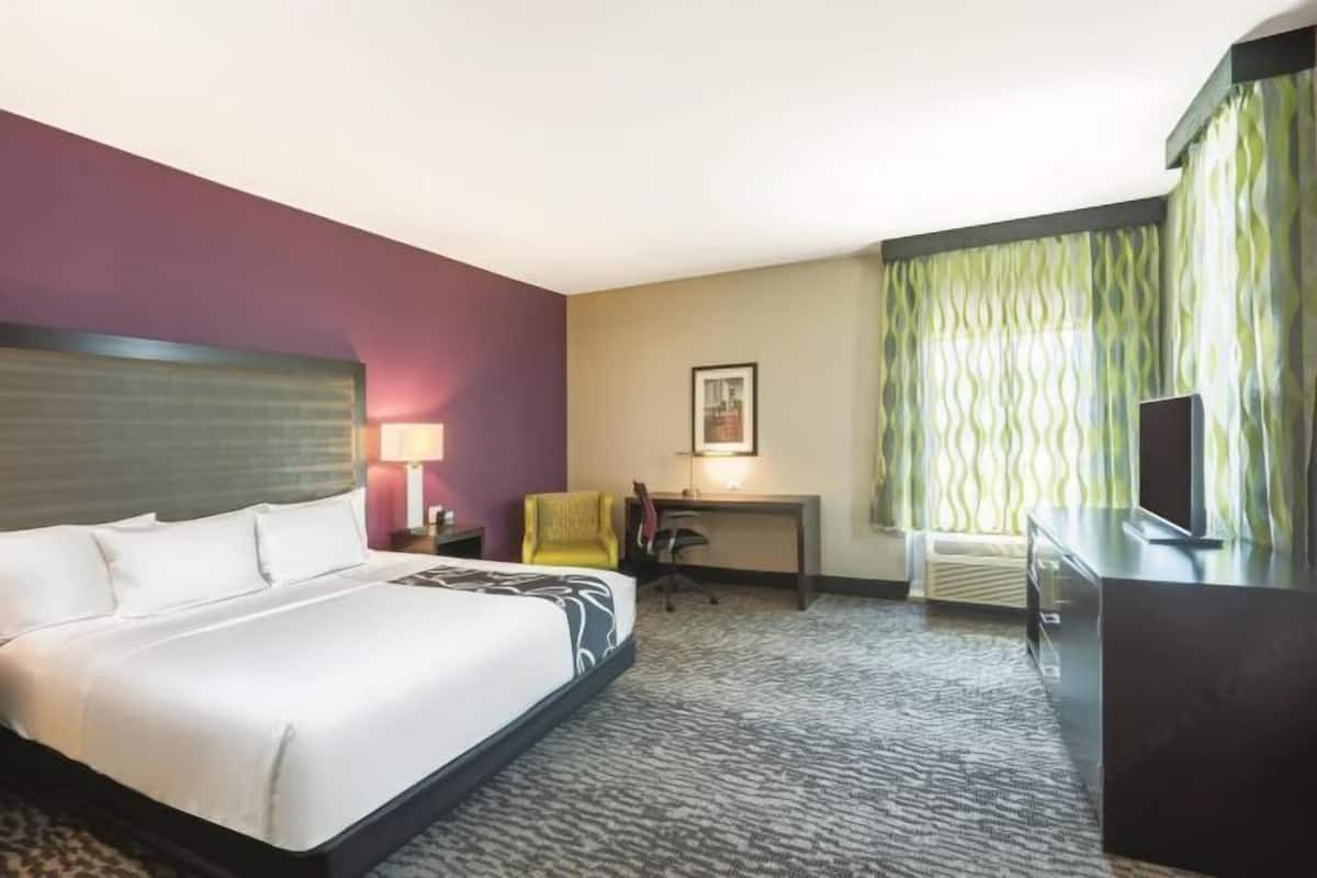 Lit avec matelas Ă plateau-coussin, bureau, fer et planche Ă repasser