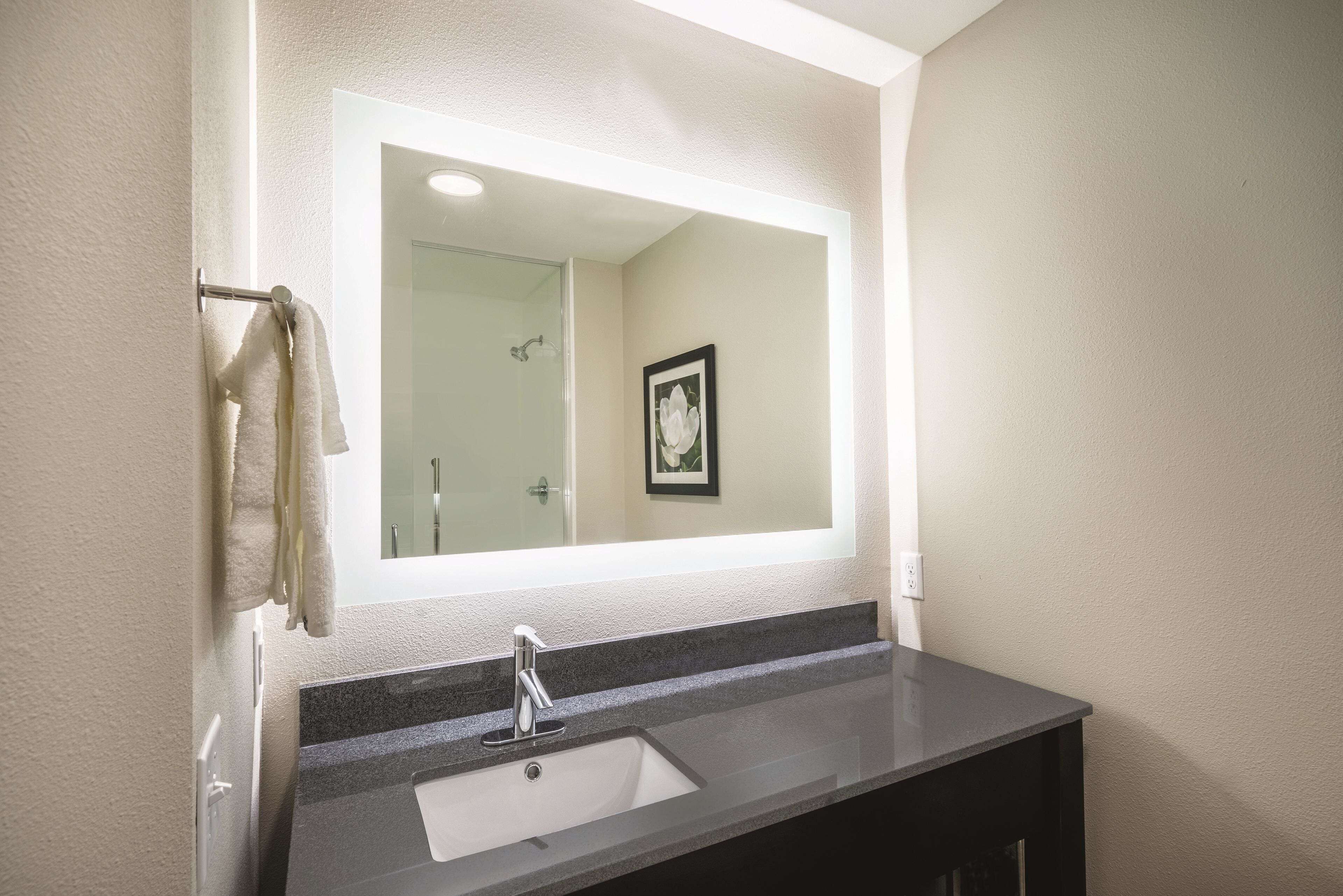 room, 1 king bed, non smoking | bathroom | combined shower/bathtub, free toiletries, hair dryer, towels