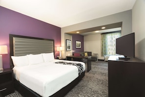 Colchones con pillow-top, escritorio y tabla de planchar con plancha