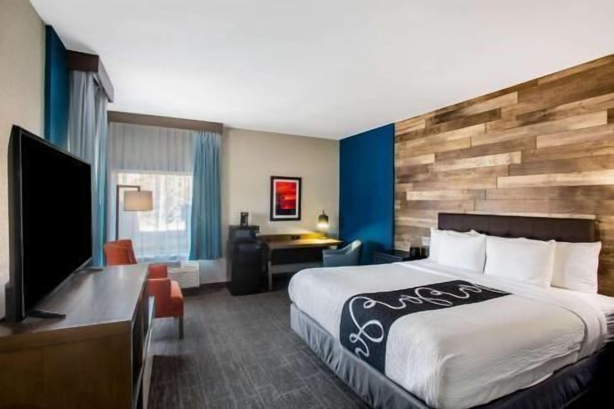 Premium bedding, down duvets, pillow-top beds, desk