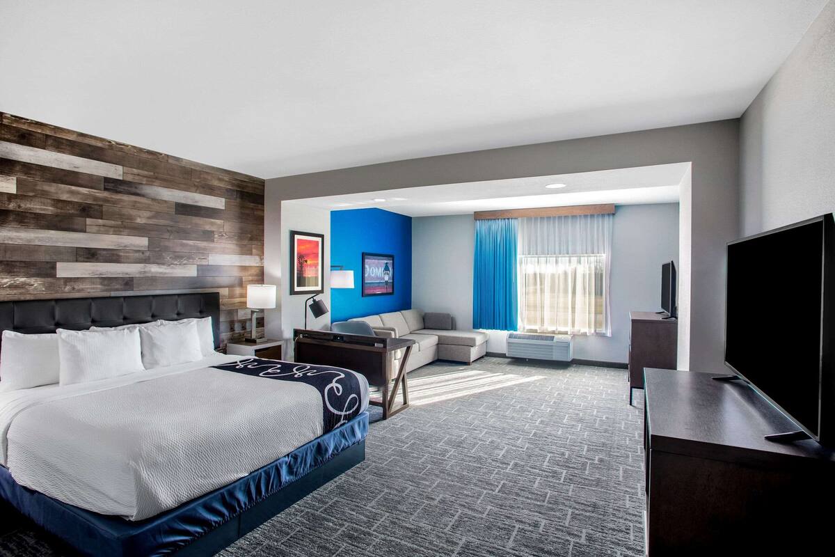 executive studio suite, 1 king bed, accessible, non smoking (mobility) | premium bedding, down duvets, pillow-top beds, desk