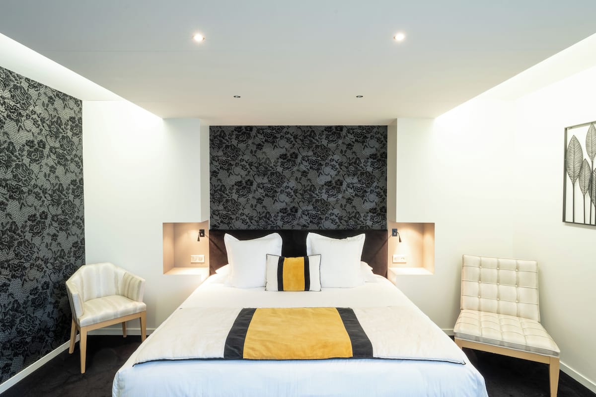 Blackout drapes, soundproofing, free WiFi, bed sheets