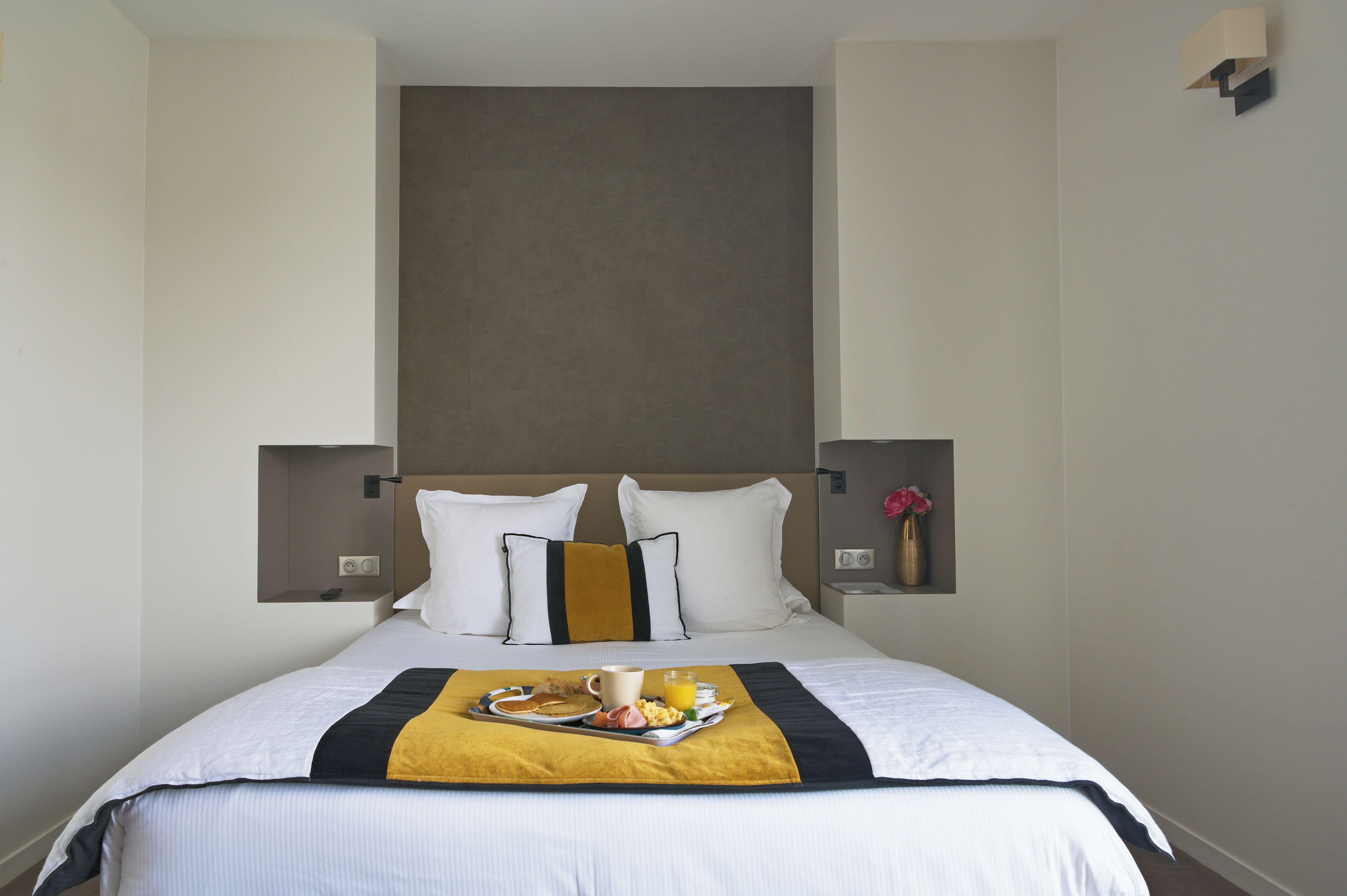 desk, blackout curtains, soundproofing, free wifi