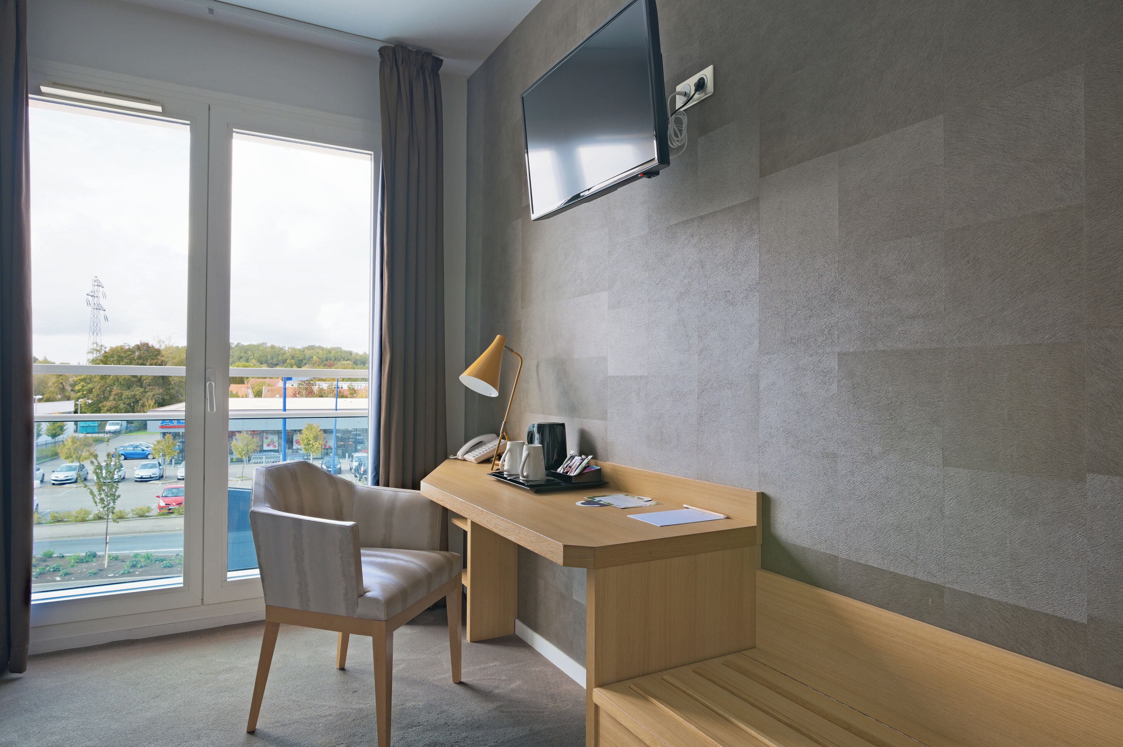 desk, blackout curtains, soundproofing, free wifi