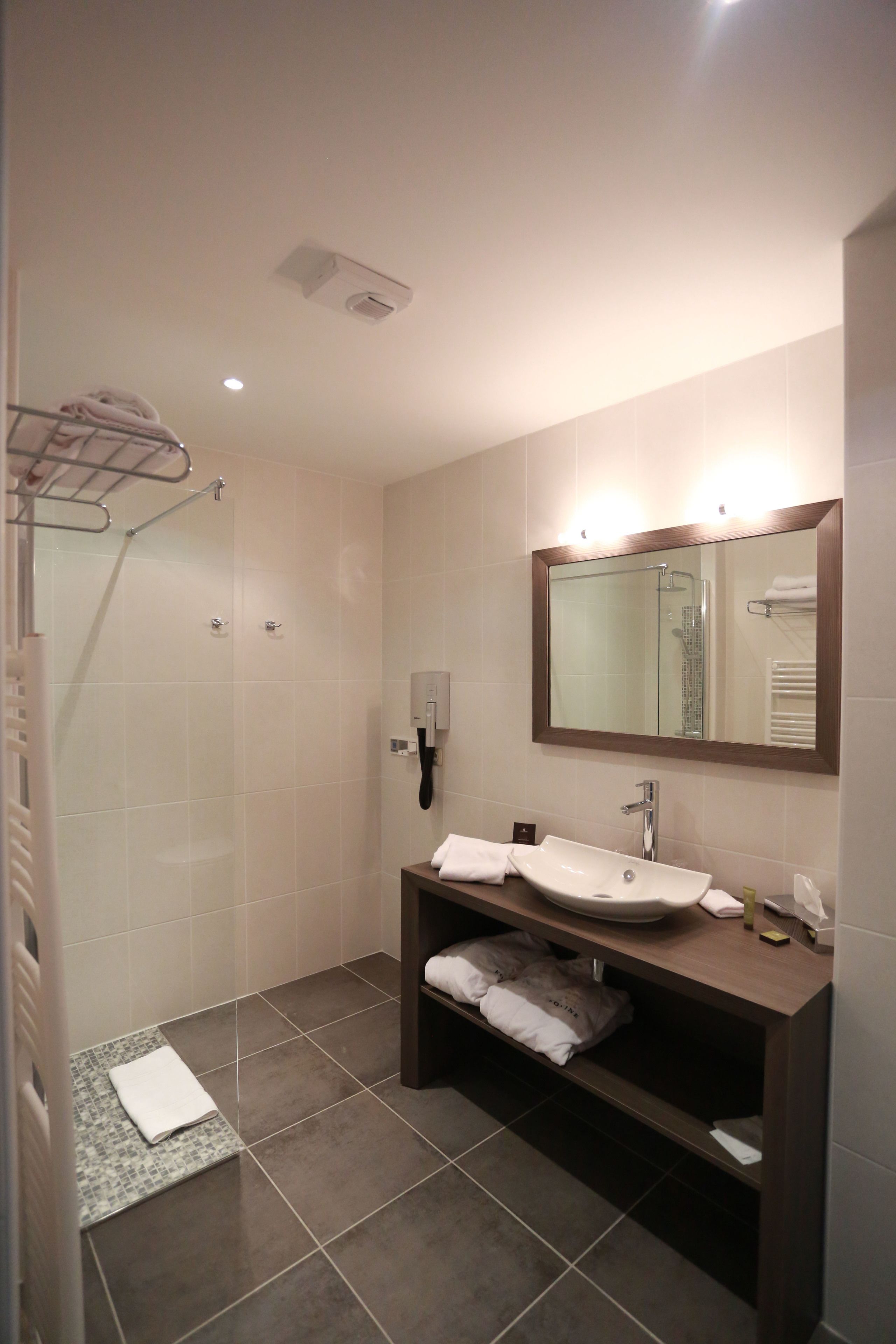 double room (junior suite) | bathroom | free toiletries, hair dryer, towels