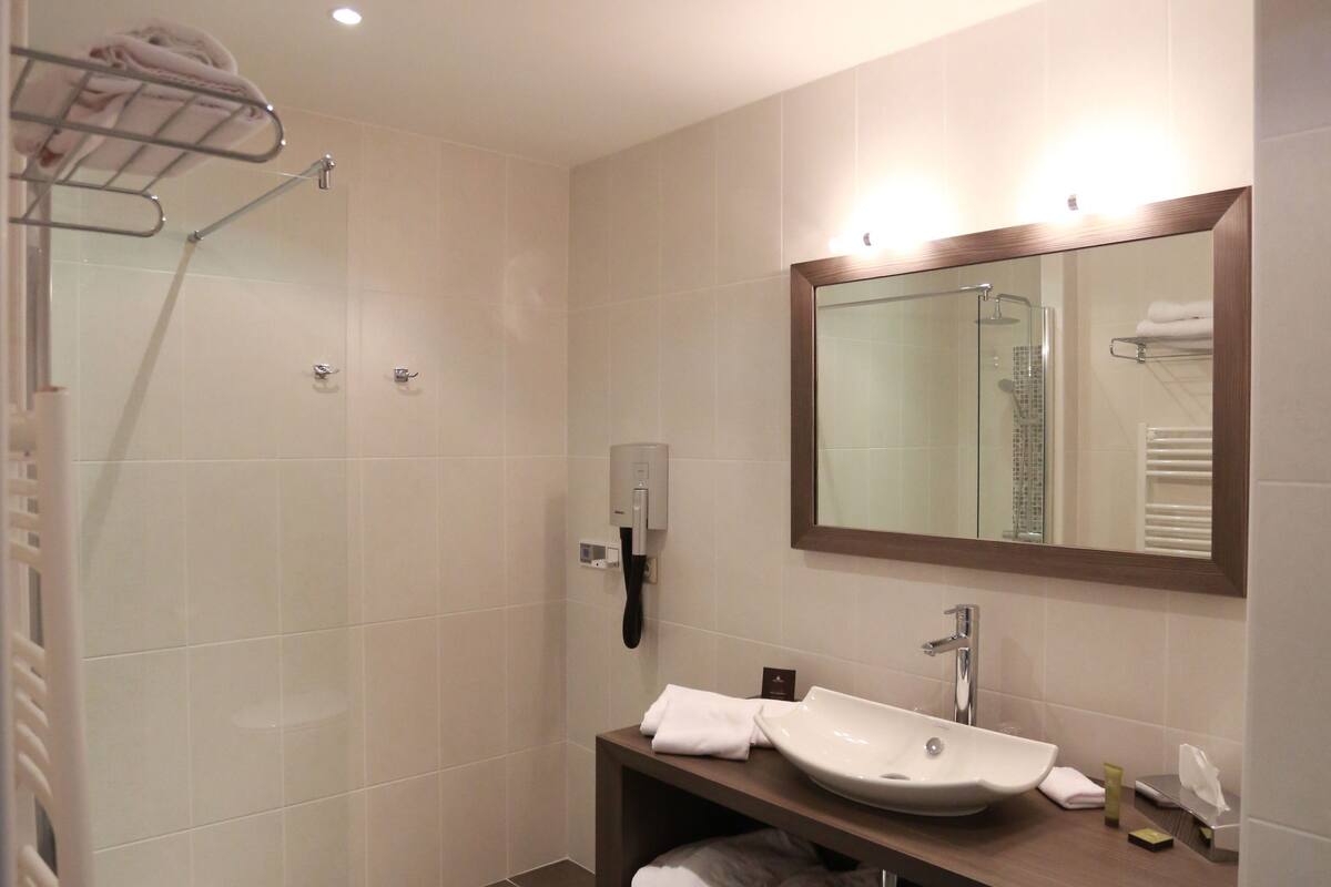 double room (junior suite) | bathroom | free toiletries, hair dryer, towels