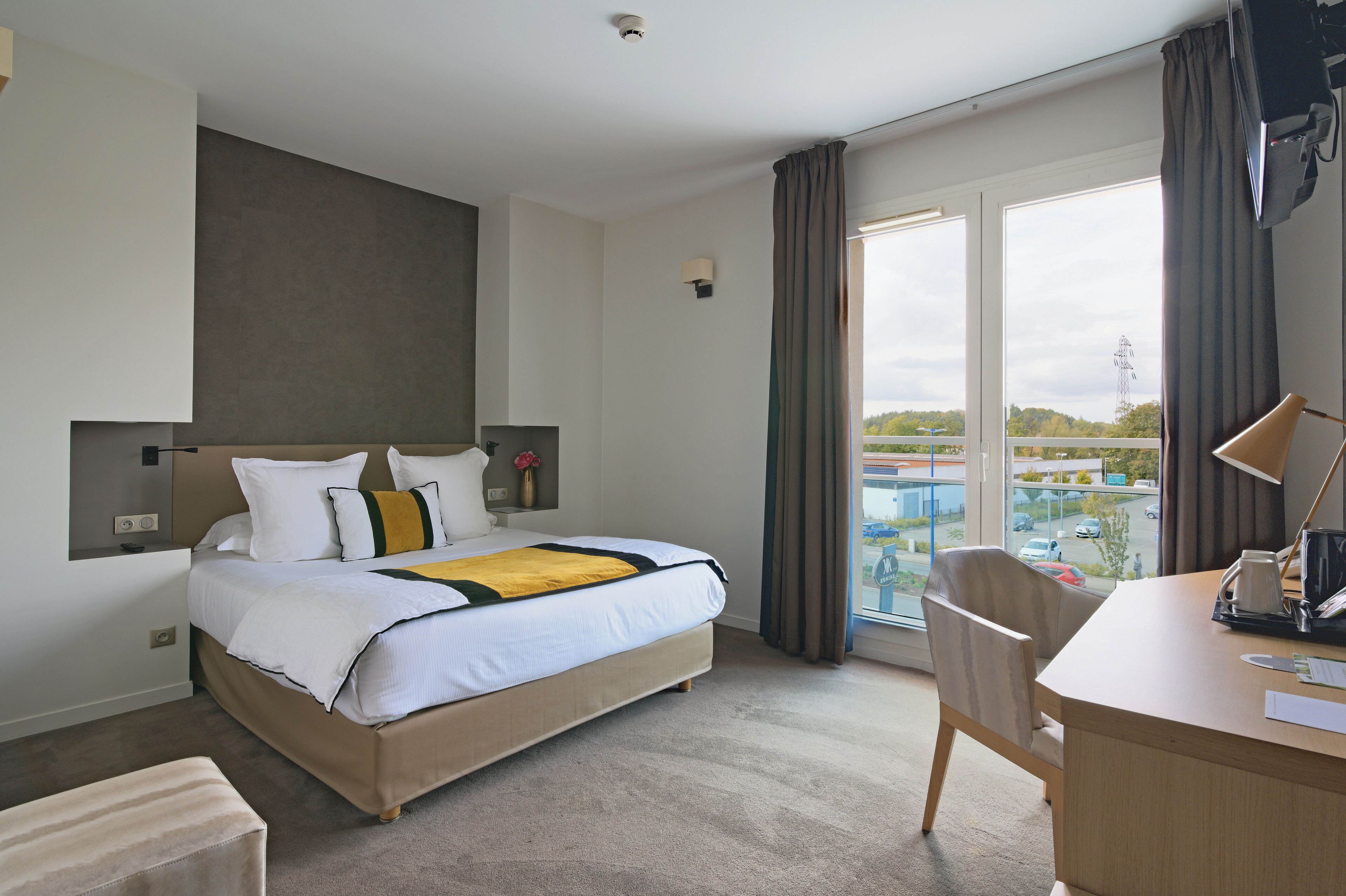 desk, blackout curtains, soundproofing, free wifi