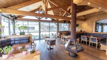 Serveert lunch en diner