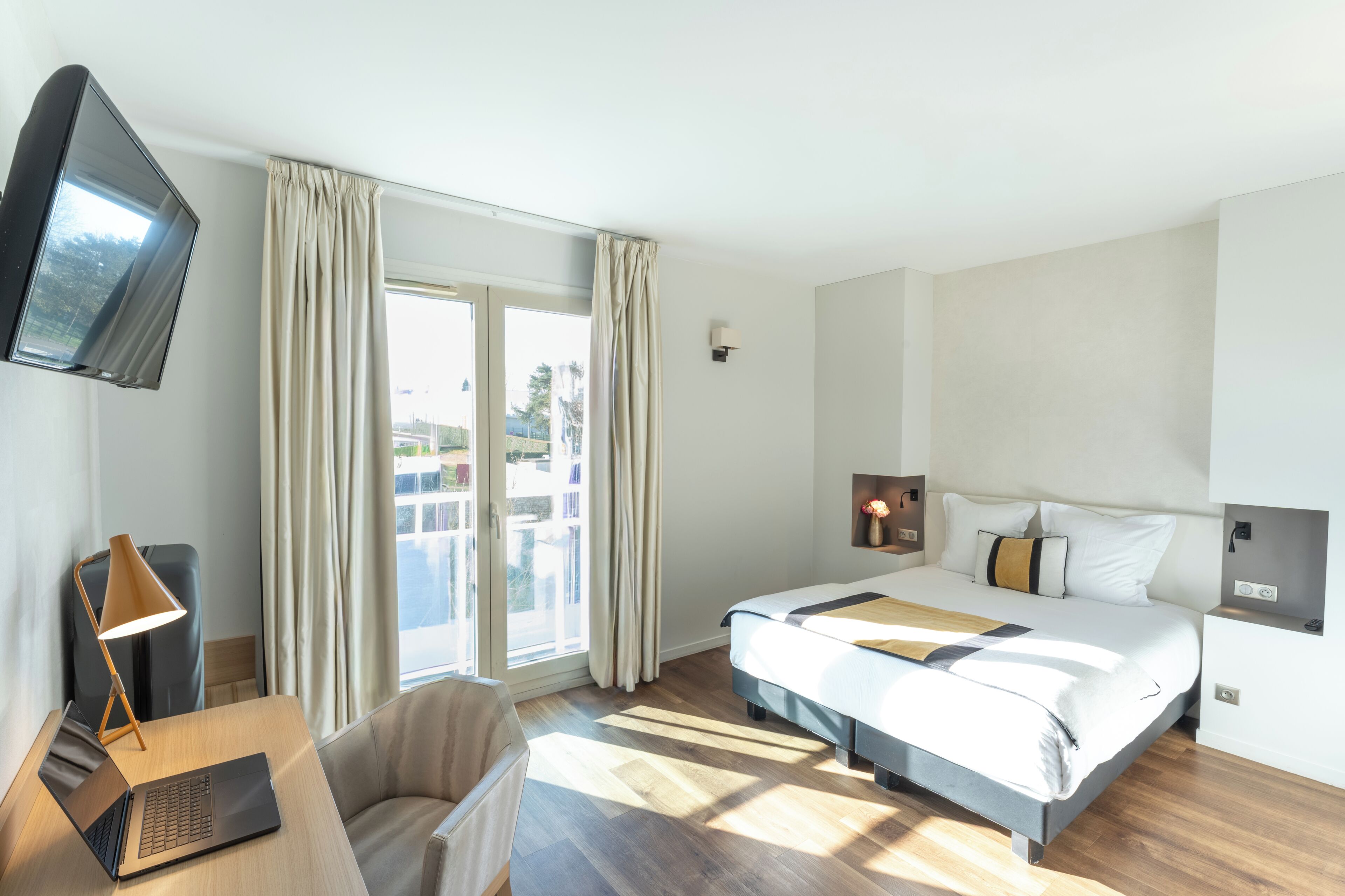 ستائر تعتيم وتجهيزات عازلة للصوت وواي فاي مجانًا وملاءات أسرّة