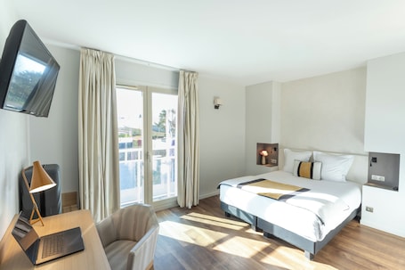 Blackout drapes, soundproofing, free WiFi, bed sheets. Le Konine