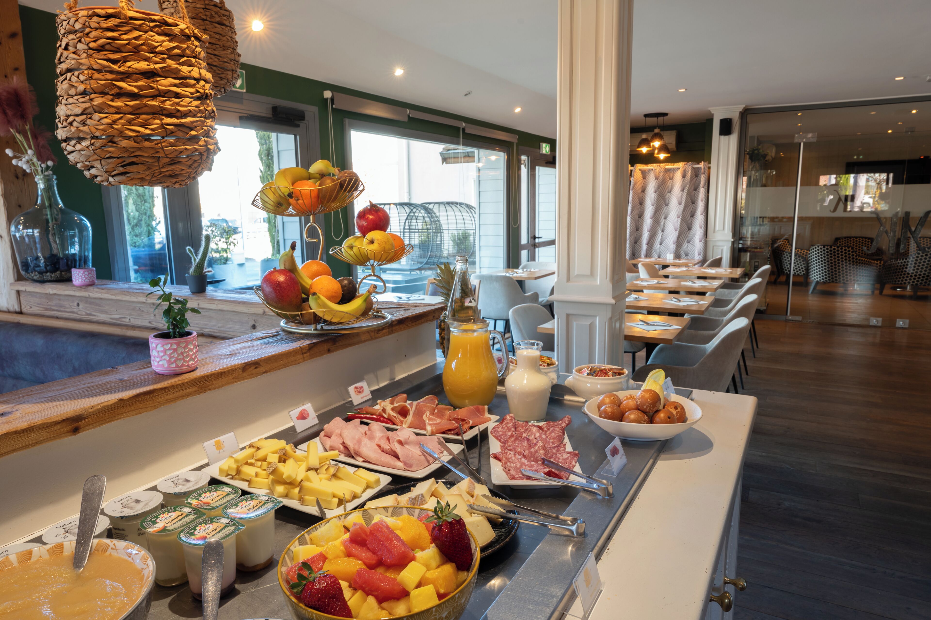 朝食 (コンチネンタル ブレックファスト)、週末に提供 (1 名様 14.9 EUR)