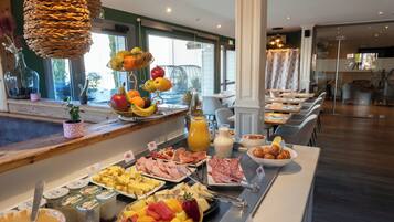 Continentaal ontbijt in het weekend (EUR 14.9 per persoon)