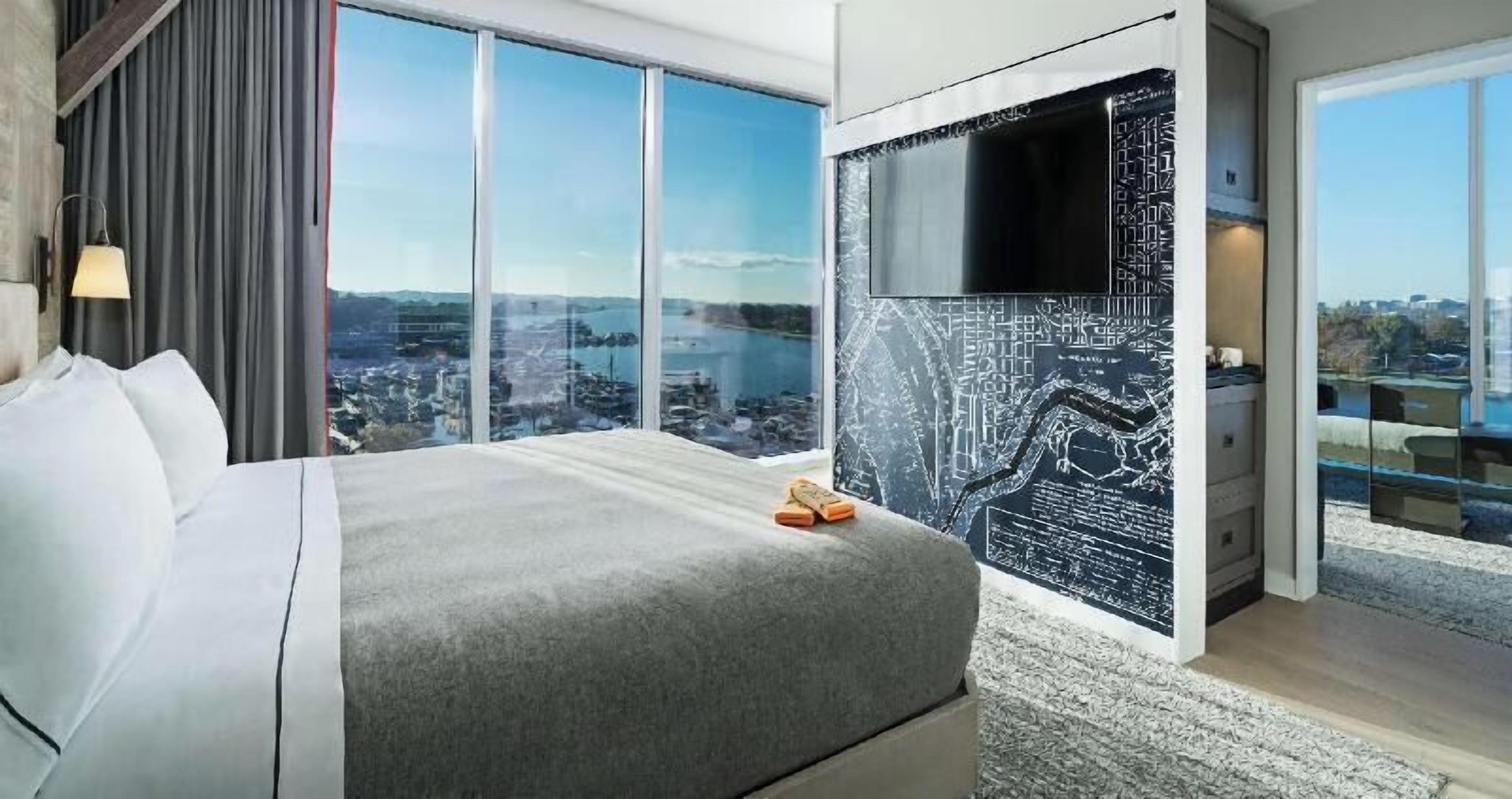 Premium bedding, in-room safe, desk, laptop workspace