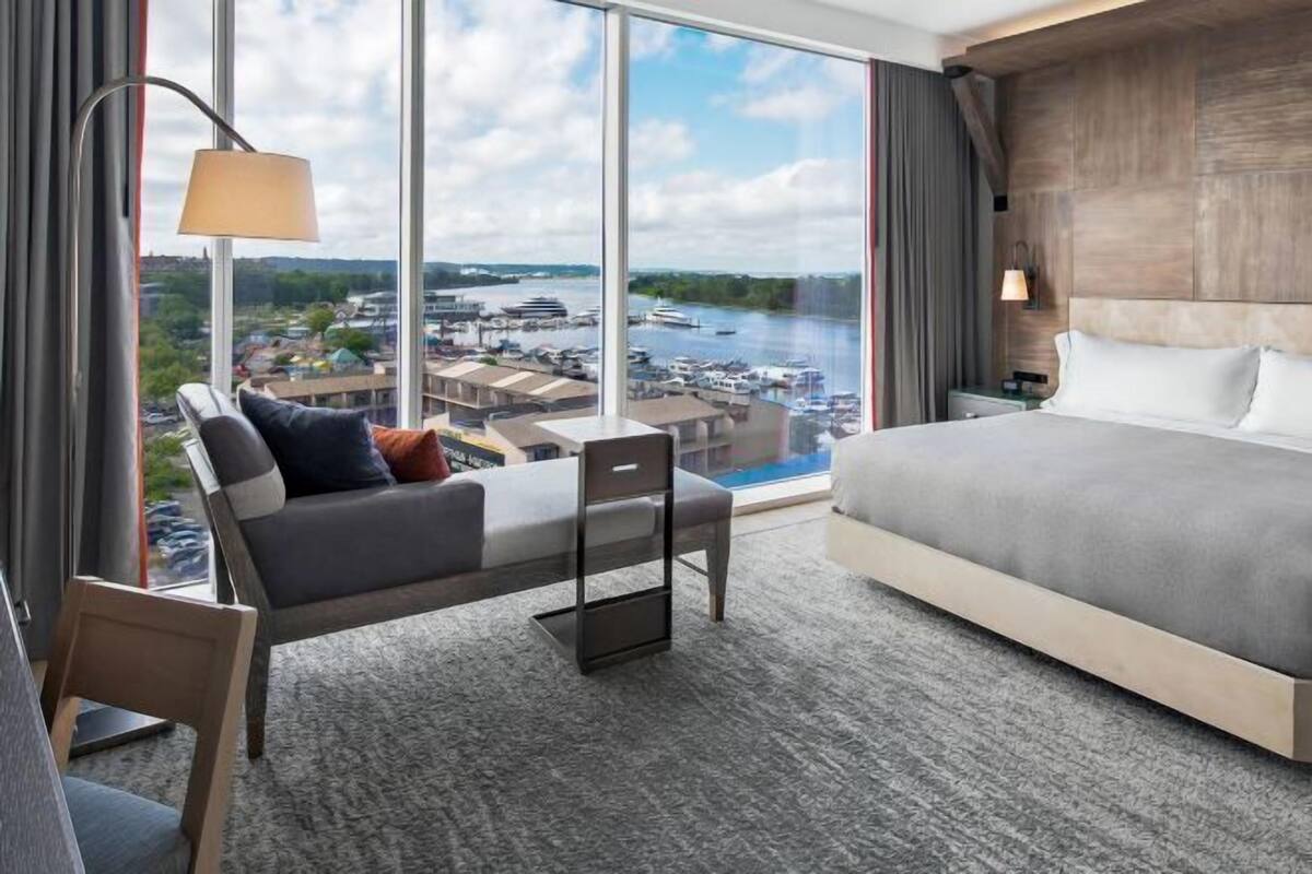 Ylelliset vuodevaatteet, tallelokero huoneessa, työpöytä