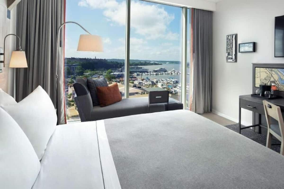 Premium bedding, in-room safe, desk, laptop workspace