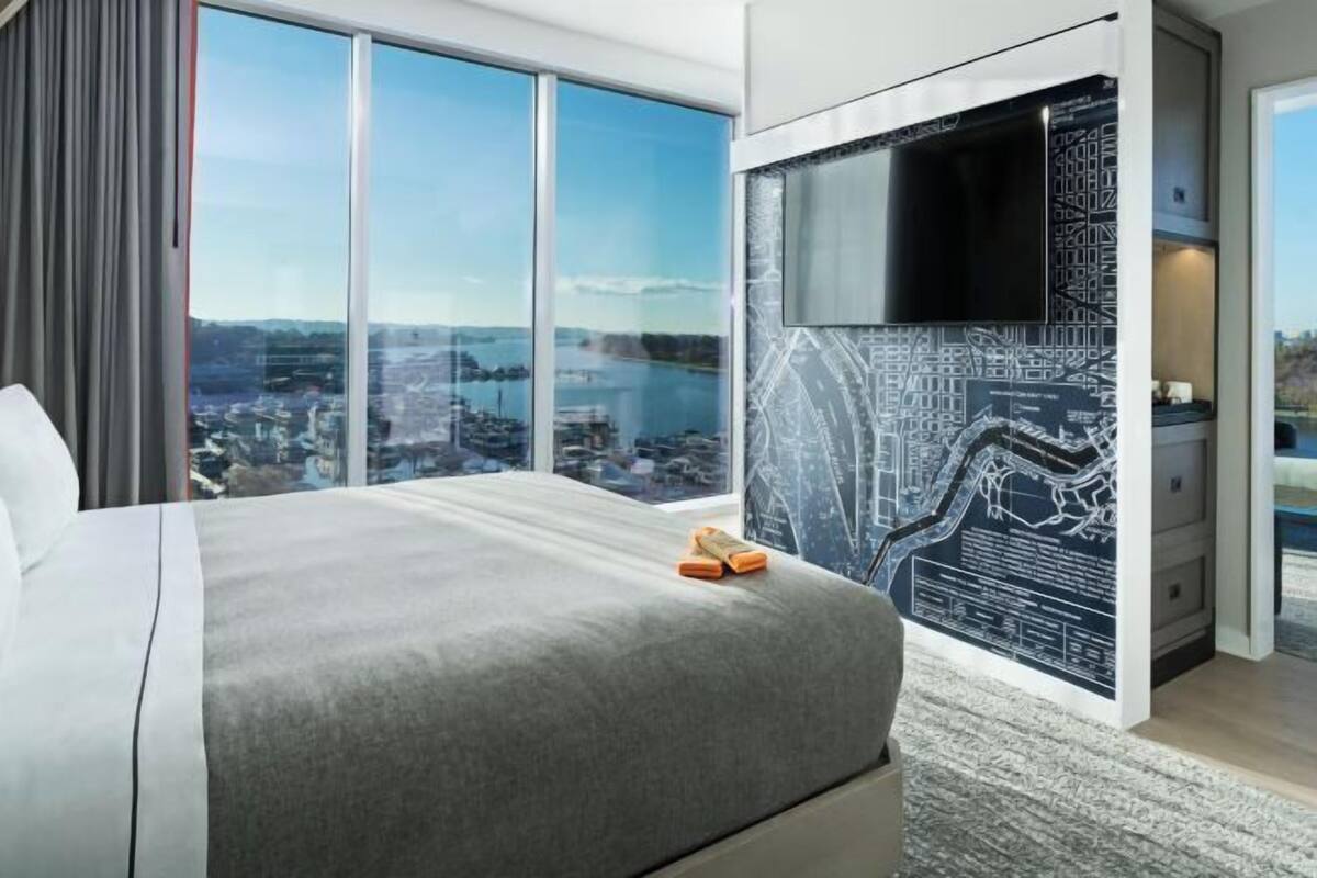 Ylelliset vuodevaatteet, tallelokero huoneessa, työpöytä